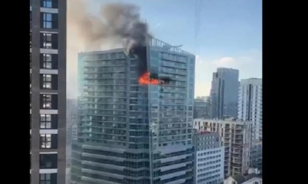 Bρετανία: Μεγάλη πυρκαγιά σε πολυώροφο κτίριο στο ανατολικό Λονδίνο
